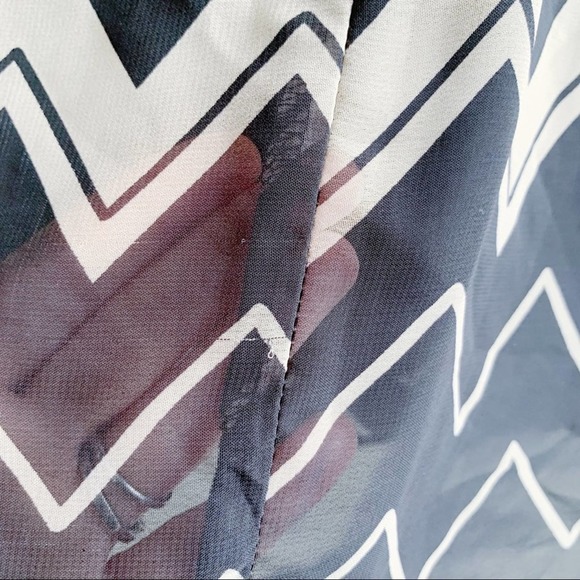 As U Wish • Short Sleeve Chevron Print Shift Dress, Black/Beige, Size Small - Picture 6 of 14